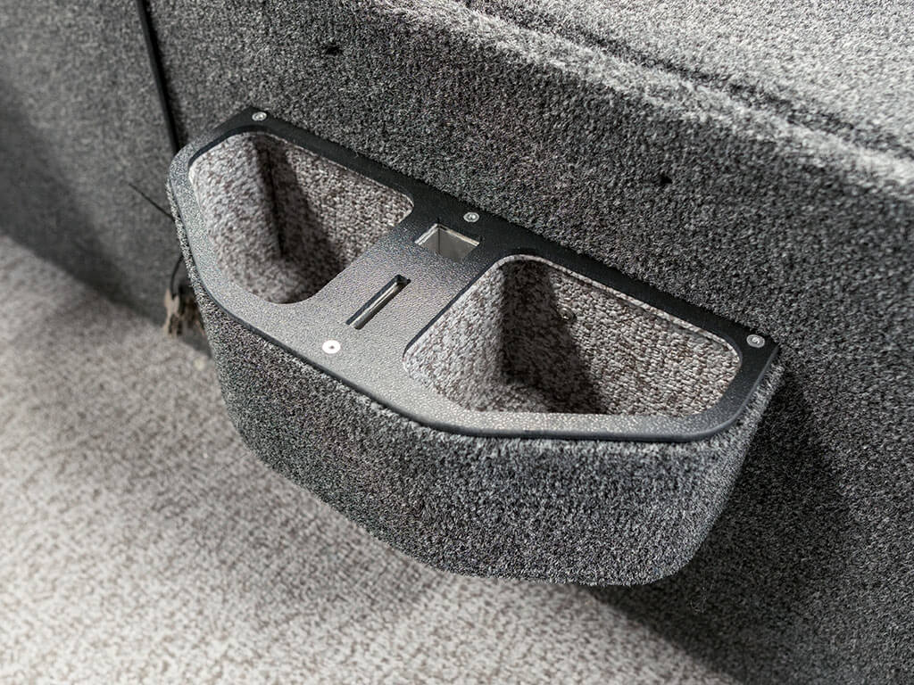 Dvojitý držák sklenic s úložným prostorem pro rybářský nůž a kleště