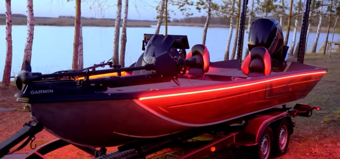 LED osvetlenie okolo lode (vonkajšia strana) – červená farba.