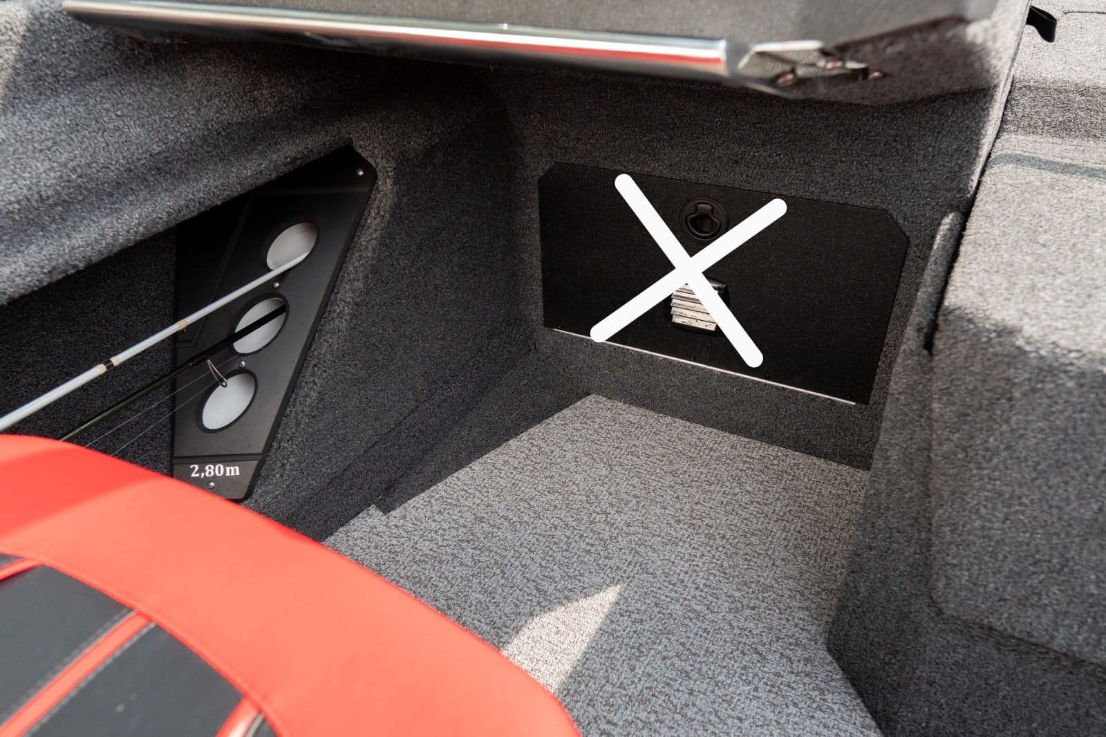 Náhrada úložného priestoru pod konzolou spolujazdca za výsuvnú policu.