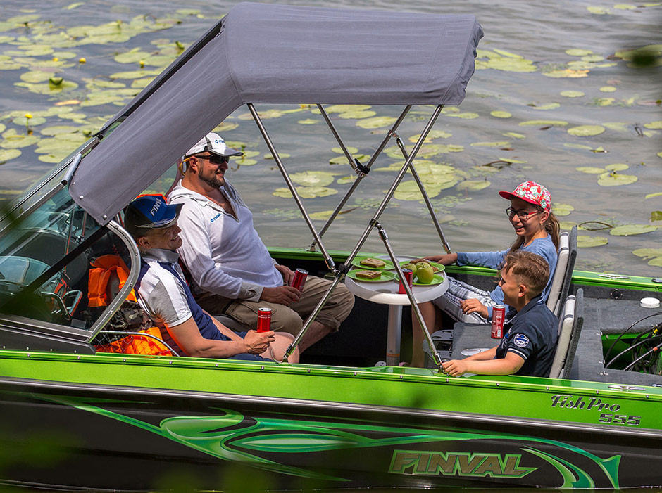 Oválny stôl s podperou a demontovateľným stojanom.