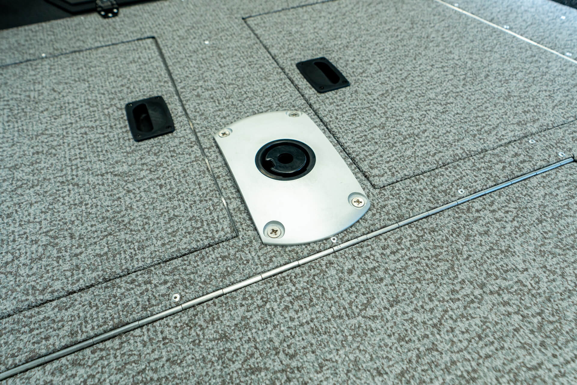 řední a zadní paluba, boční boxy a kokpit potažené kvalitním námořním vynilem a vnitřní stěny člunu a kokpitu pokryté námořním kobercem