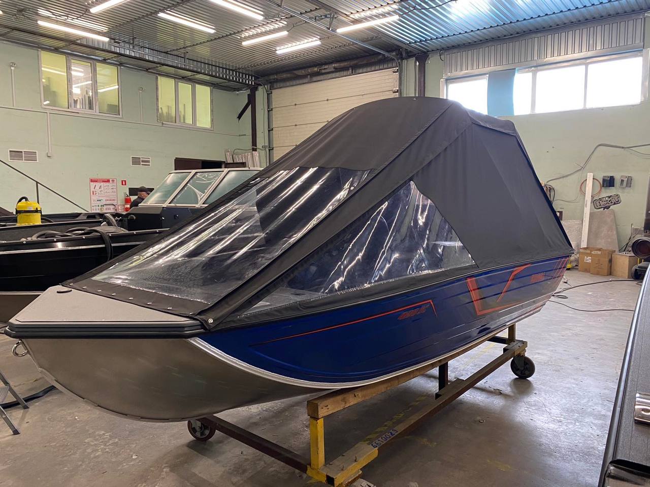 Premeniteľná vysoká strecha (high top) vrátane bočných závesov a zadného závesu, vyrobená z lodnej (marine) tkaniny.