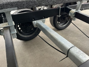 Fotogaléria FB2 - 1800 kg Suski (pre 555, 575) lyžiny, 2 nápravy, LED, plošina