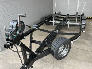 Fotogaléria FB2 - 1800 kg Suski (pre 555, 575) lyžiny, 2 nápravy, LED, plošina